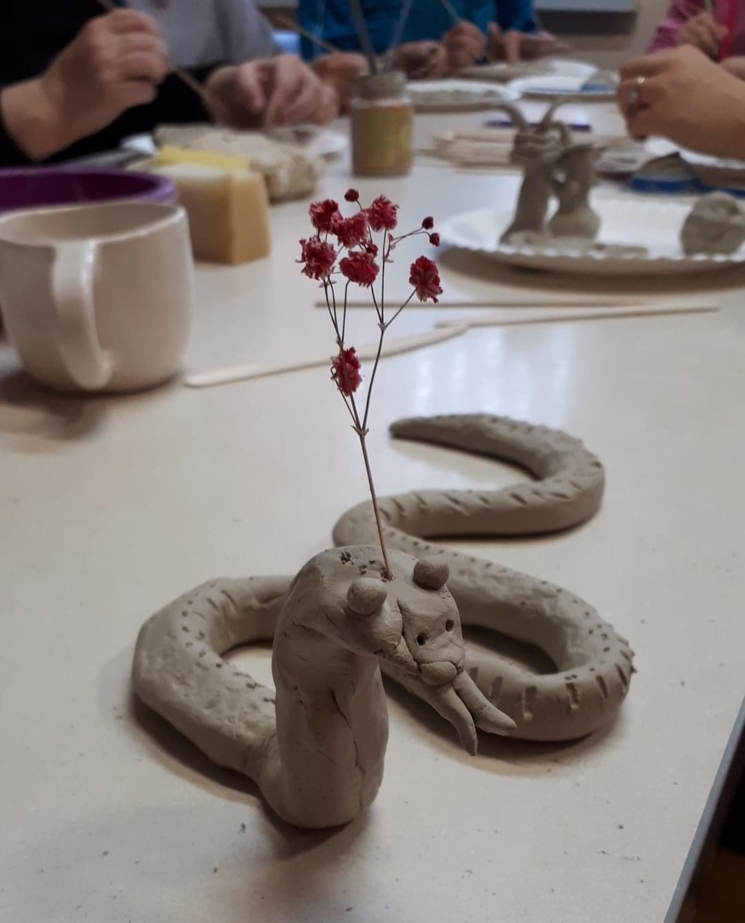 Keramikos edukacinis užsiėmimas, gyvatė iš molio.
